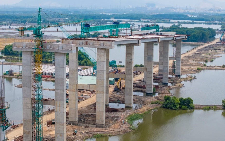 Cầu nghìn tỷ có nhịp chính lớn nhất Đông Nam Á sau 2 năm xây dựng: Trụ chính vươn cao hàng chục mét, dự kiến hoàn thành vượt tiến độ