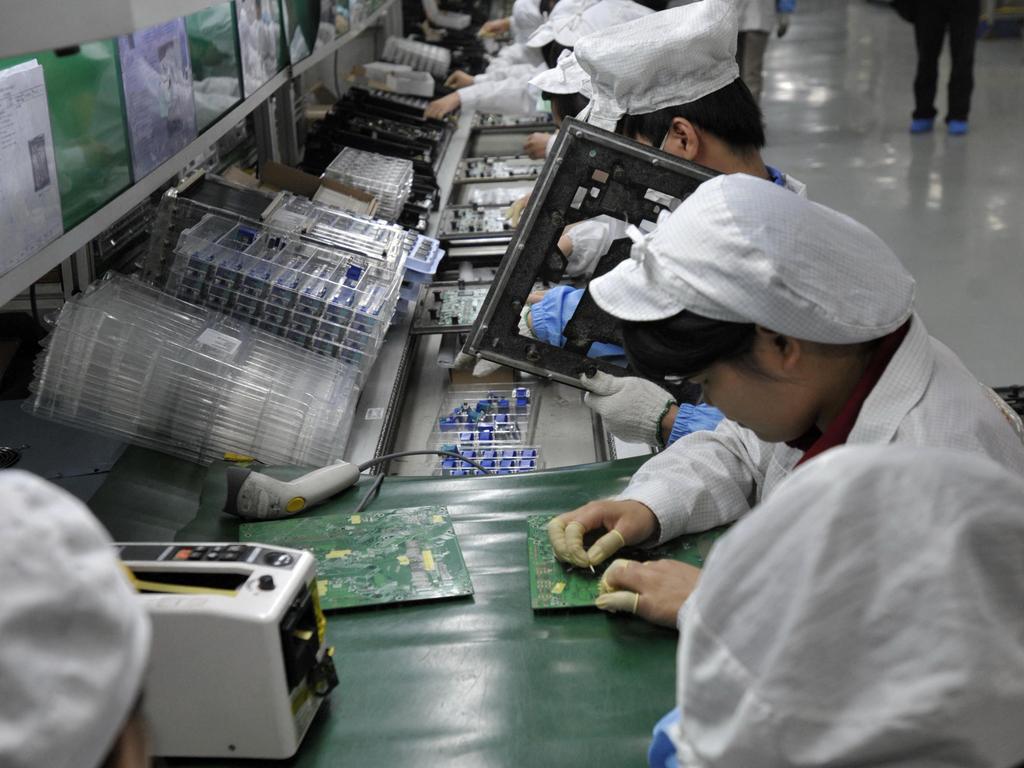 Nhà máy trong bóng tối ở Trung Quốc không nghỉ trưa, không tan ca: Viễn cảnh u tối cho người lao động?