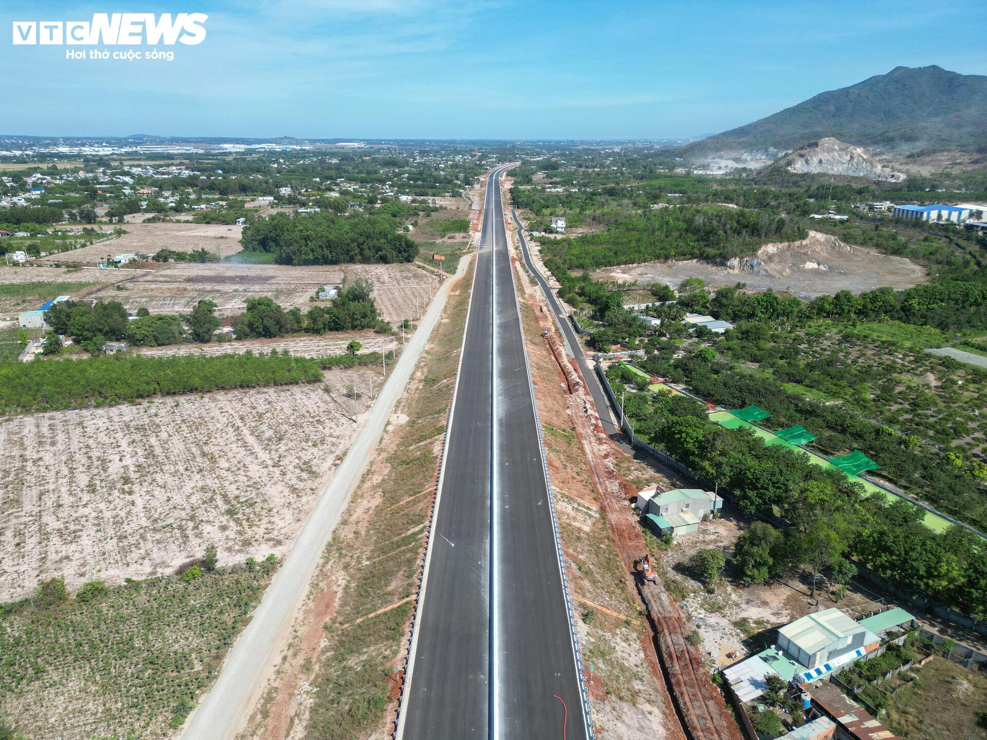 Cận cảnh 19,5km cao tốc Biên Hoà - Vũng Tàu sắp thông xe kỹ thuật dịp 30/4
