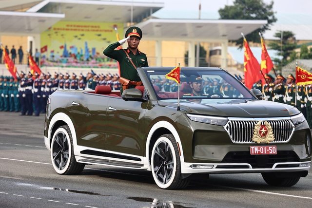 Ấn tượng hình ảnh thẳng như kẻ chỉ, đều như in: 36 khối quân đội, công an hợp luyện diễu binh khiến ai cũng trầm trồ