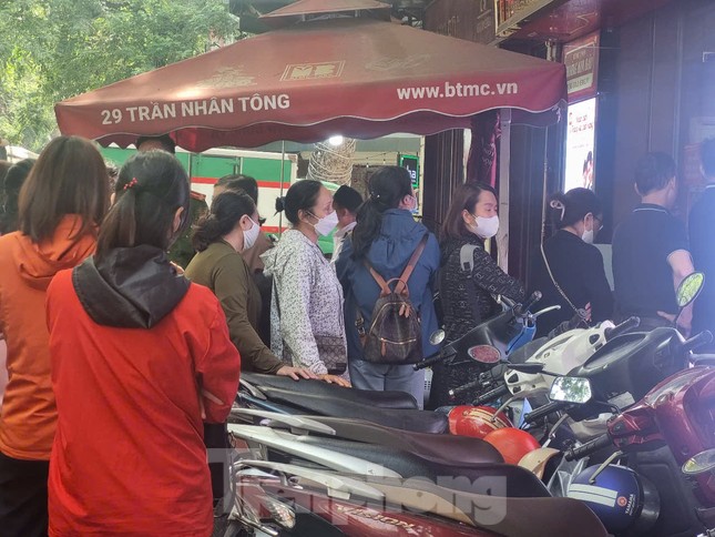 Giá SJC xô đổ mọi kỷ lục, nhiều người chen chân mua vàng nhẫn