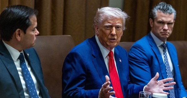 Ông Trump khởi xướng điều tra chip và dược phẩm, sẽ sớm công bố thuế quan tương ứng