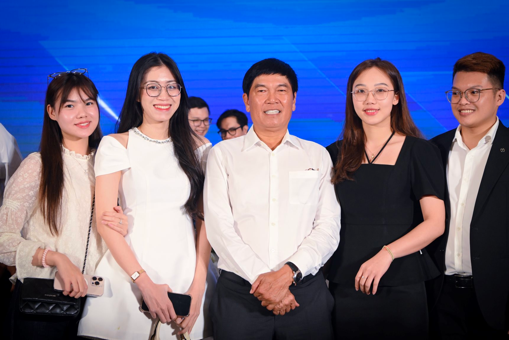Chuyện của cổ đông Hoà Phát: Người đưa cả cháu đi đại hội để học đầu tư, người gom tiền đua mua theo Mai Phương Thuý