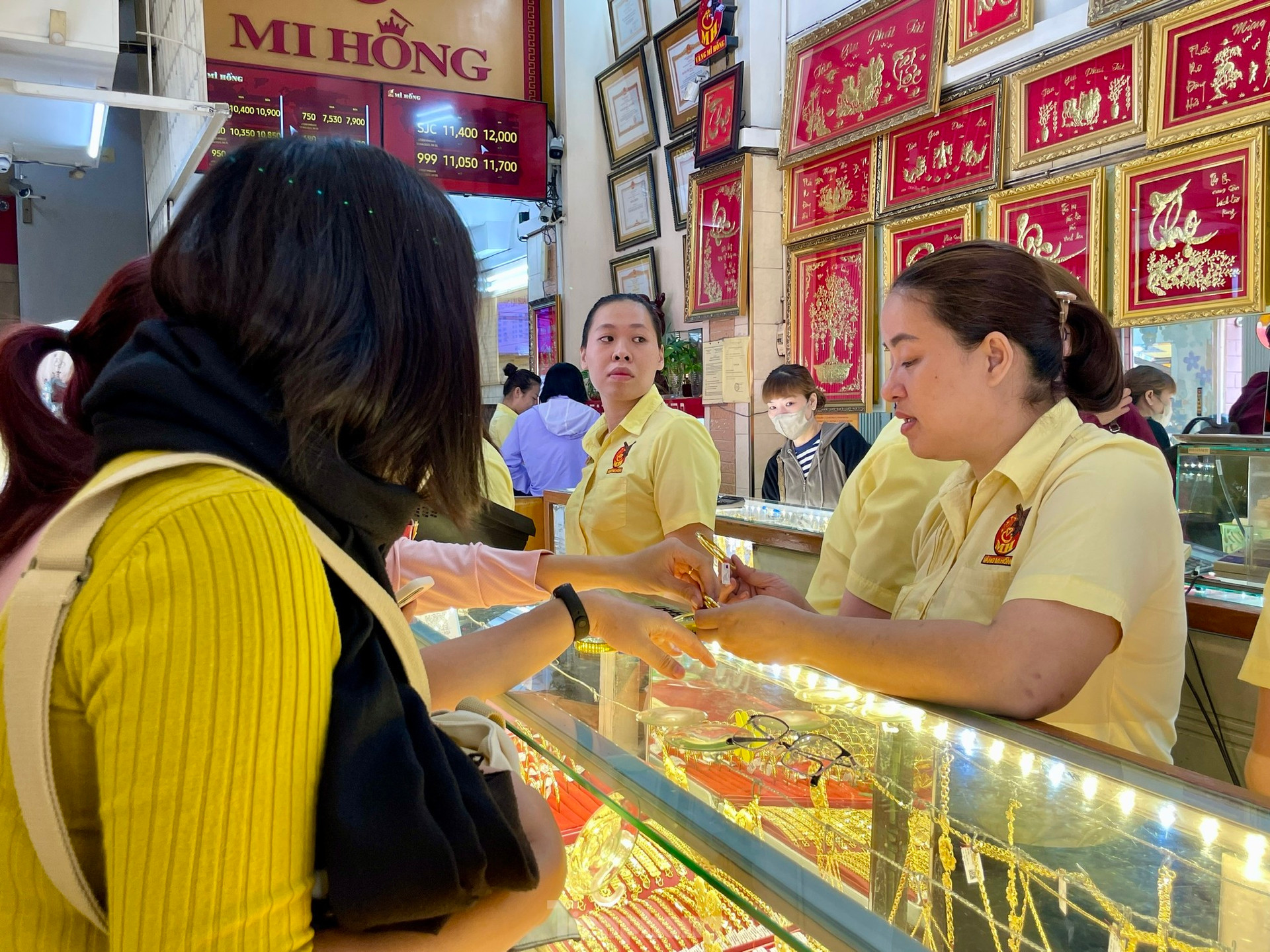Giá vàng vọt lên 120 triệu đồng, vì sao nhiều người tiếc hùi hụi?