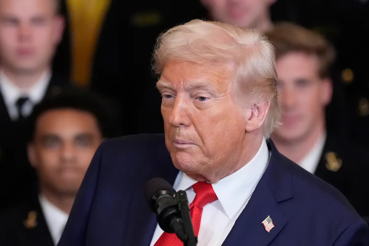 Ông Trump: Mỹ sẽ tặng tiền, vé máy bay cho người tự trục xuất