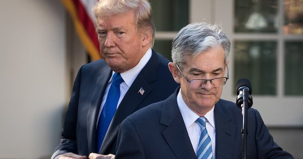 Ông Trump lại chỉ trích Chủ tịch Fed Powell vì không cắt giảm lãi suất