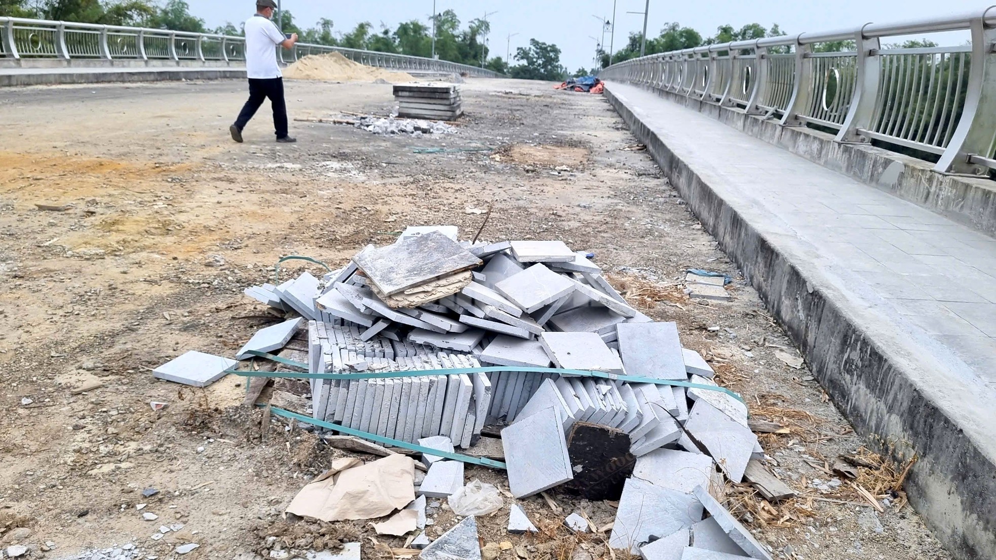 Cầu trăm tỷ chơi vơi không đường dẫn