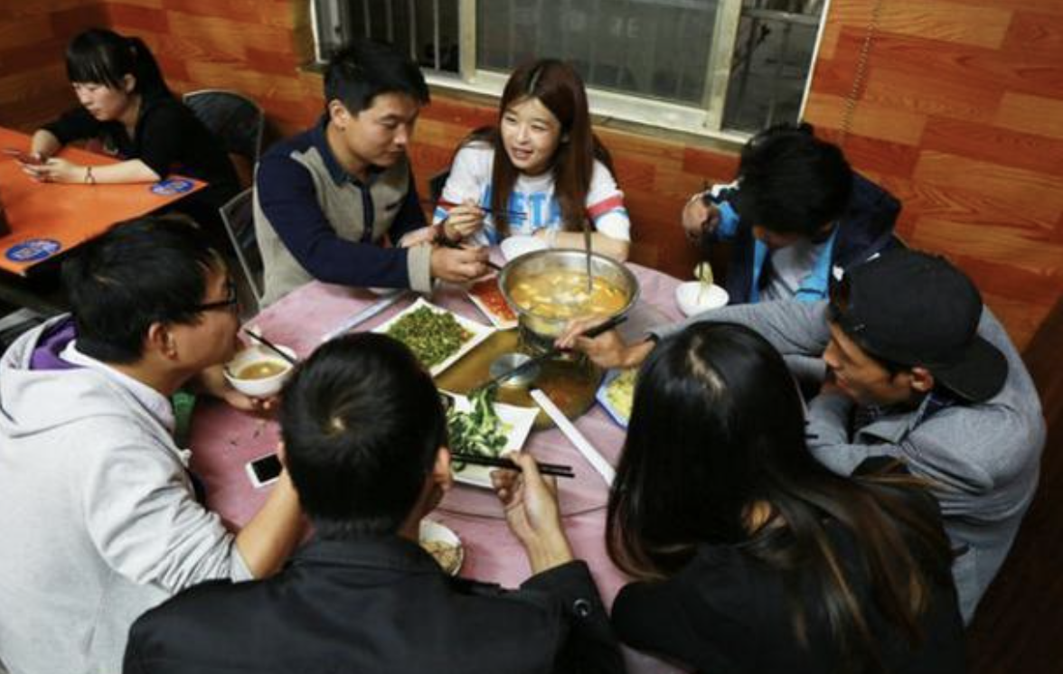 Đi họp lớp, hoa khôi bị chế giễu vì làm phục vụ bàn: Đến lúc thanh toán, cả lớp điếng người vì sự thật