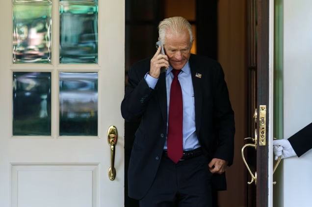 Hậu trường vụ hoãn thuế: Các cố vấn tranh thủ thuyết phục Trump khi Peter Navarro vắng mặt
