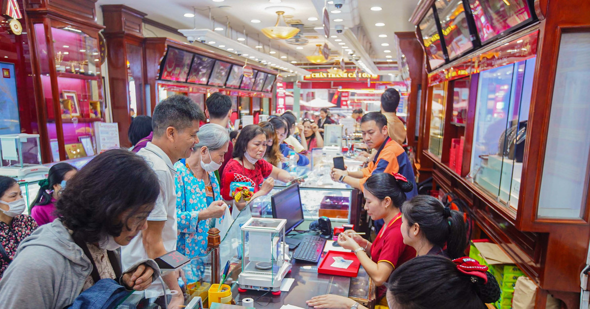 Phó Thủ tướng: Khẩn trương ổn định thị trường vàng