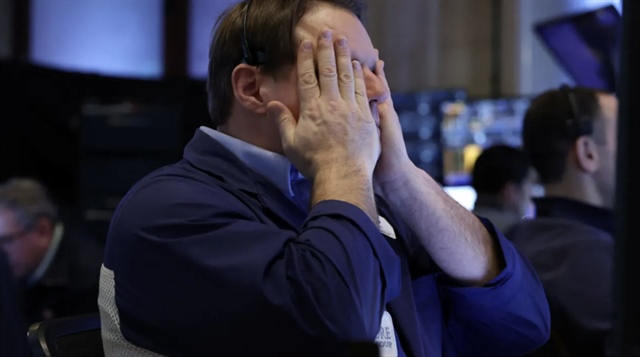 Dow Jones giảm hơn 700 điểm, vàng tăng hơn 100 USD khi Trump lại công kích Chủ tịch Fed