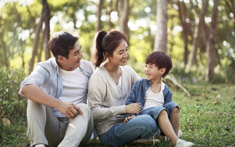 Dù có tiền hay không, cha mẹ cũng phải hào phóng với con cái ở 4 phương diện này: Con lớn lên tự tin, rạng rỡ, tương lai xán lạn