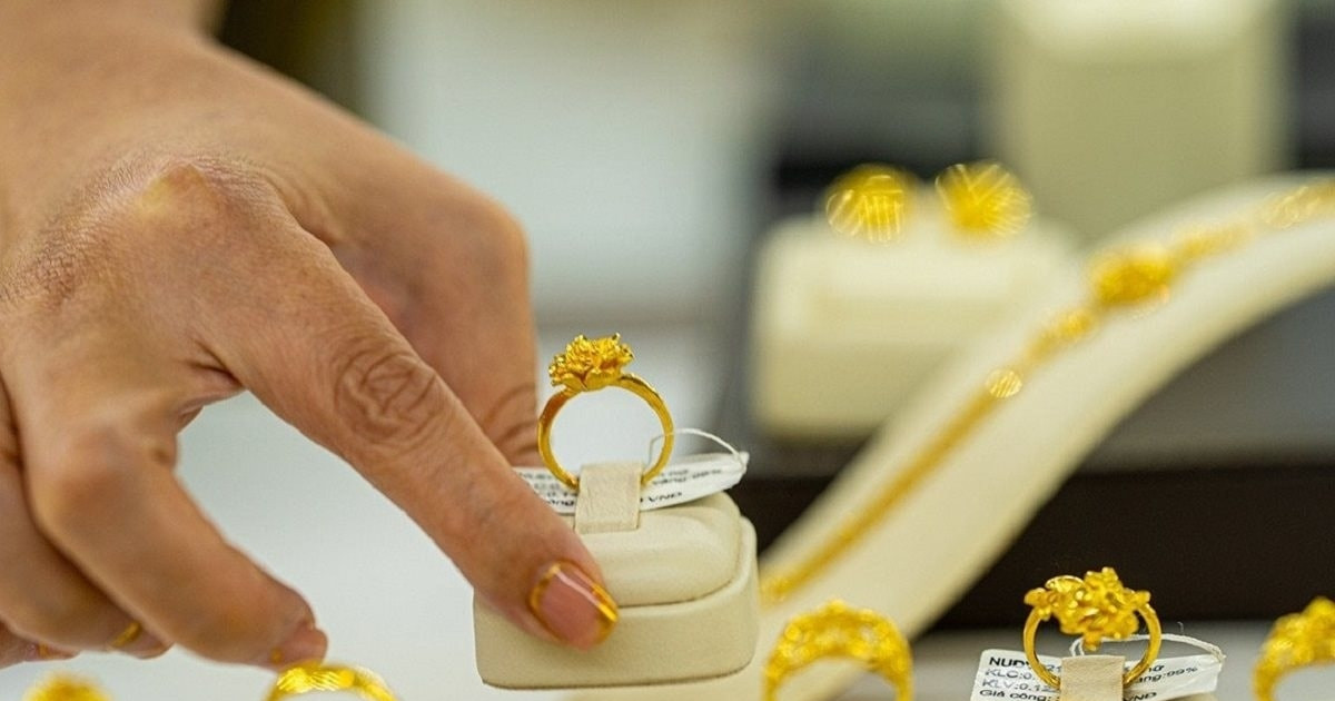 Chưa từng có: Mỗi lượng vàng tăng sốc 4,5 triệu đồng chỉ sau một đêm, vượt mốc 122 triệu đồng