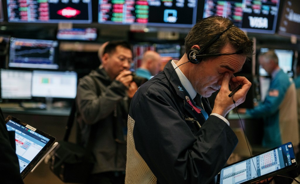 Ông Trump đe dọa Fed, giới đầu tư bán tháo ồ ạt