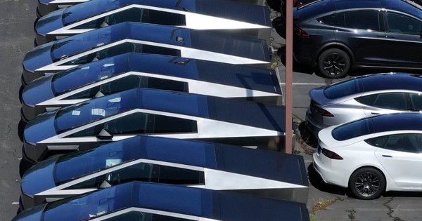 Chuyện gì đây: Vốn hoá Tesla bốc hơi 800 tỷ USD, rơi vào 'báo động đỏ', nhà đầu tư khẩn cấp yêu cầu Elon Musk làm ngay một việc