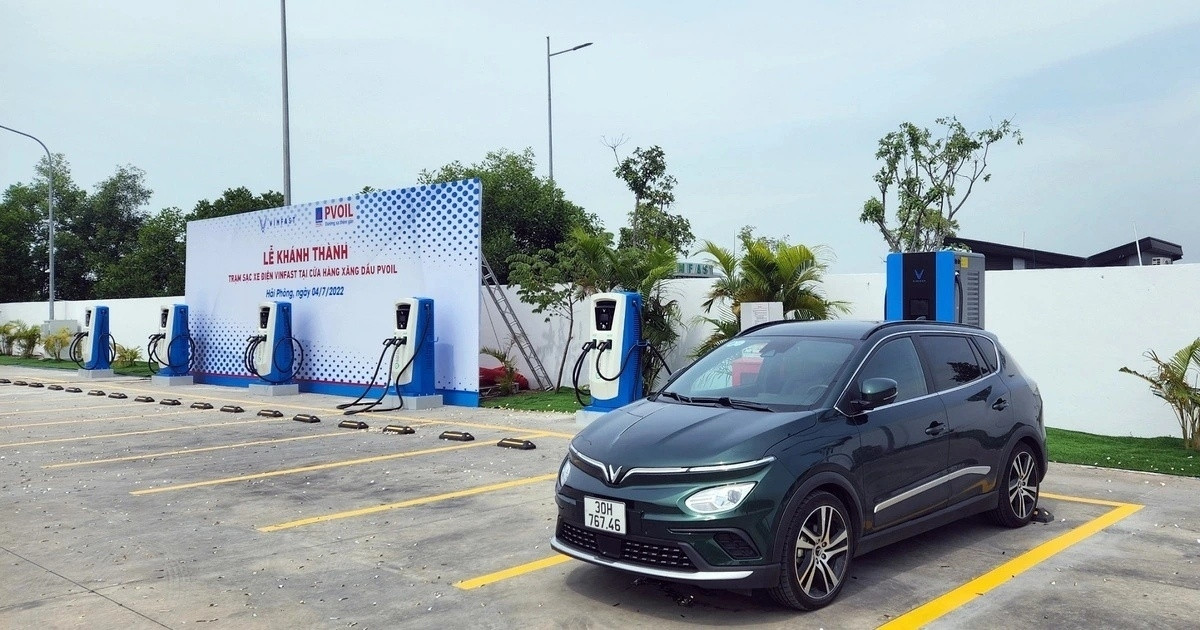 Hợp lực cùng VinFast, 'đại gia' bán lẻ xăng dầu lắp đặt 2.300 trụ sạc xe điện trên toàn quốc