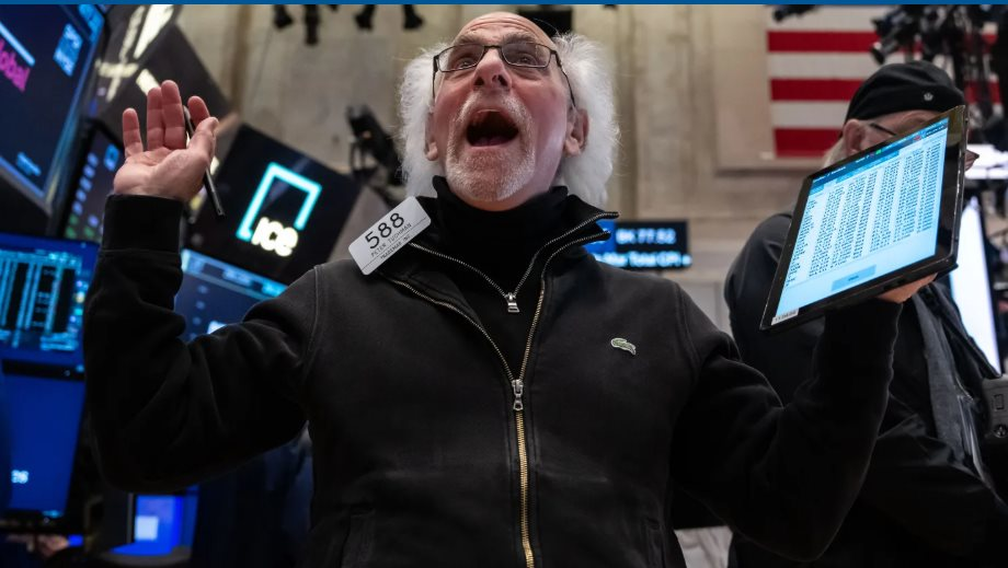 Ông Trump dịu giọng với Fed và Trung Quốc, chứng khoán Mỹ lập tức tăng vọt: Dow Jones tăng hơn 1.000 điểm, Nasdaq tăng gần 4%