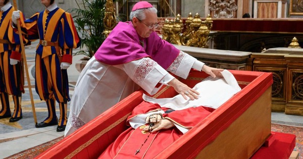 Vatican thực hiện nghi lễ đóng nắp quan tài Giáo hoàng Francis, biển người đổ về